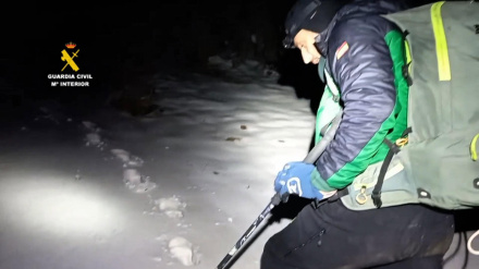 Un agente de los grupos de rescate de alta montaña de la Guardia Civil en la operación de rescate del cuerpo sin vida de un montañero madrileño de 53 años en Villanúa