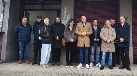 Integrantes del PSOE este sábado a las puertas de la estación de autobuses