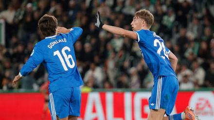 Dean Huijsen celebra con Gonzalo el primer tanto del Real Madrid en el Martínez Valero frente al Elche