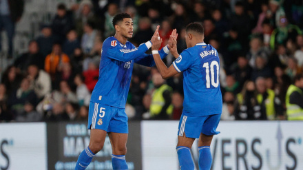 Bellingham celebra con Mbappé el 2-2 del Real Madrid al Elche