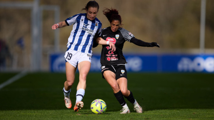 Astrid, peleando un balón junto a una jugadora de la Real Sociedad