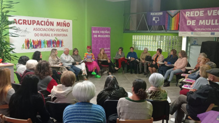 Participantes en el encuentro vecinal en la Agrupación Miño de Ourense con el presidente de la Agrupación Miño, Xosé Ramón Piñeiro, y la impulsora de la Red Vecinal de Mujeres, Lorinda Fernández