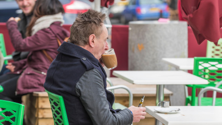 Señor tomando un café