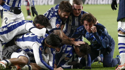 PAMPLONA, 22/11/2025.- Los jugadores de la Real Sociedad celebra el gol de Ander Barrenetxea, tercero del equipo vasco, durante el partido de la jornada 13 de LaLiga entre el Osasuna y la Real Sociedad, este sábado en El Sadar. EFE/Jesús Diges