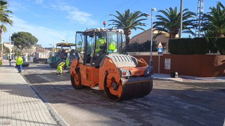 Trabajos de asfaltado en Dénia para mejorar la seguridad y el estado de las calles más deterioradas