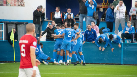 Los jugadores del Águilas FC celebran uno de los goles anotados ante el CD Estepona