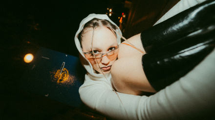 Abril, la jove cantant benissera guardonada com a Artista Revelació