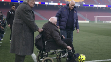 Saque de honor en el regreso al Camp Nou