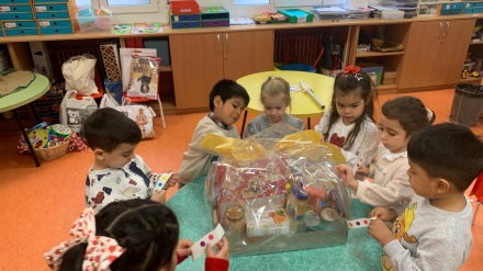 Niños elaborando las cestas navideñas