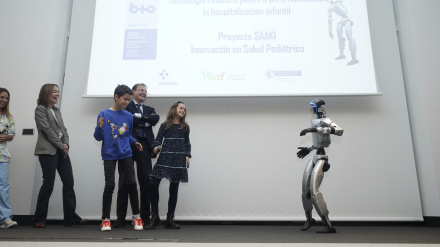 SAAKI ofrece una dinámica coreografía en su presentación en sociedad