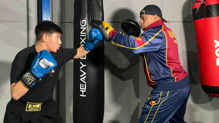 Unai Gómez ejercitándose en pleno entrenamiento con su técnico