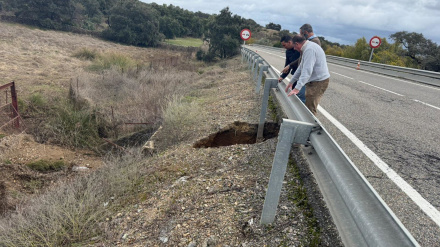 Aparece un nuevo socavón en la A-476 en El Castillo de las Guardas: "El municipio va a quedar muy aislado"