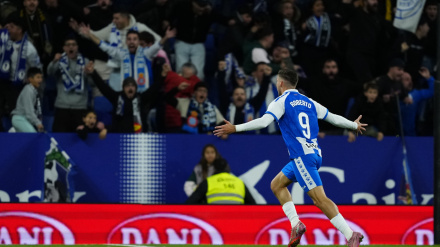 Roberto Fernández celebra su gol en el Espanyol-Sevilla