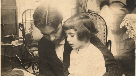 Federico García Lorca enseñando a leer a su hermana Isabel en la casa de la Acera del Darro