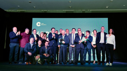 Imagen de Tous y Ortiz arropados por los compañeros de las diferentes radios presentes