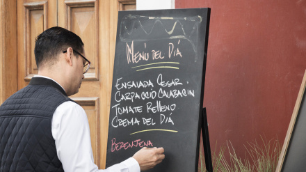 Un hostelero escribe el 'menú del día' en Canarias