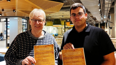 John Cudlipp y Sergio Muiño con el hermanamiento suscrito