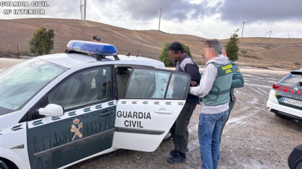 Un agente de la Guardia Civil con el detenido por apuñalar a una persona en una finca en Jerez.POLITICA ESPAÑA EUROPA ANDALUCÍAGUARDIA CIVIL