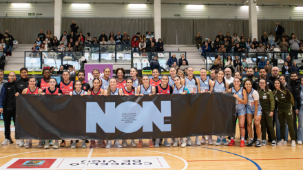 Imagen de ambos equipos posando antes del partido contra la violencia de género