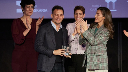 25/11/2025 La Reina Letizia y el cineasta Alejandro Amenábar en el acto de homenaje a su película 'Mar Adentro', junto a la presidenta de Navarra, María Chivite, y la ministra Elma SaizCULTURA EDUARDO SANZ - EUROPA PRESS