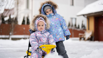 Peques jugando en la nieve