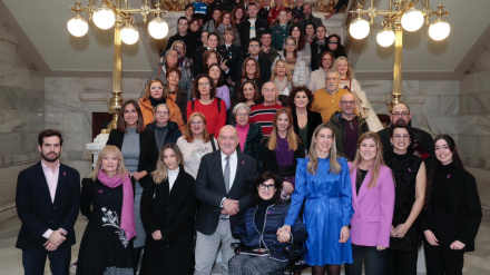 Participantes en el acto institucional del 25N presidido por el alcalde de Valladolid, Jesús Julio Carnero