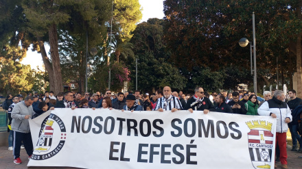 Eduardo Noguera, con la pancarta de la manifestación del domingo