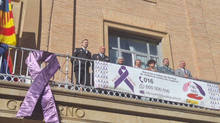 La pancarta que luce en la fachada de la Subdelegación de Gobierno