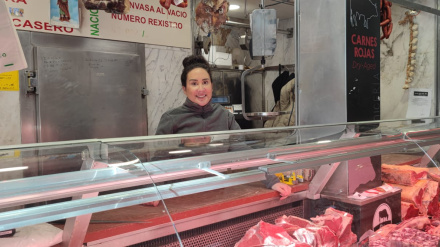 Gloria es carnicera en la Plaza de Abastos de Santiago