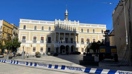 La Policía Local ha precintado la plaza hasta el arreglo de la guirnalda caída.