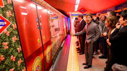 David Bisbal, a punto de subir en el tren de la Navidad de Metro de Madrid