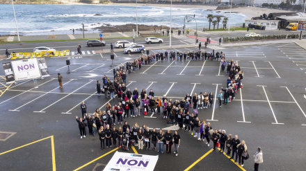Acto del 25-N en la explanada de Riazor, A Coruña