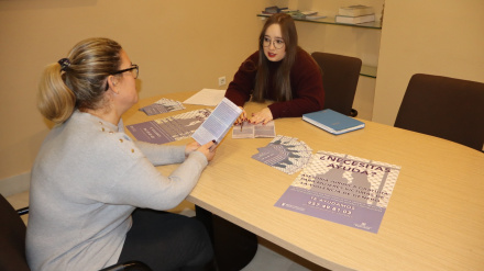 Rocío Lucena, atendiendo a una mujer