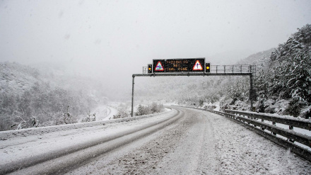 La nieve cubre la carretera, a 7 de febrero de 2023, en Vic, Barcelona