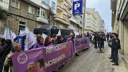 Manifestación de la CIGa frente a la sede del PP en Santiago