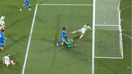 Jugada polémica entre Vinicius e Iñaki Peña