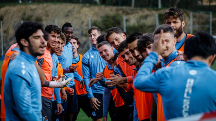 Los jugadores de la Real Sociedad minutos antes de comenzar una sesión de trabajo en Zubieta