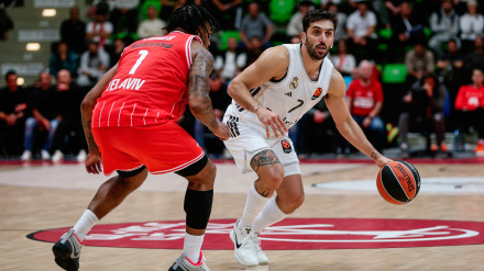 Facundo Campazzo protege el balón ante un rival durante el Hapoel Tel Aviv-Real Madrid de la Euroliga