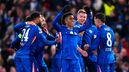 Alegría en los jugadores del Chelsea con el gol de Estevao al Barcelona