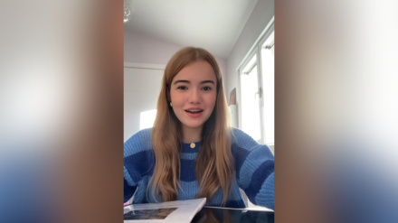 Alba Periago, estudiante de Medicina, en el vídeo