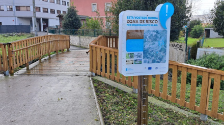 Cartel de advertencia del riesgo de inundaciones en el río Pastoriza de A Coruña
