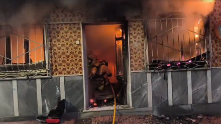 Un bombero entra en la casa en llamas en el incendio de Águilas, en una imagen del Consorcio de Extinción de Incendios y Salvamento
