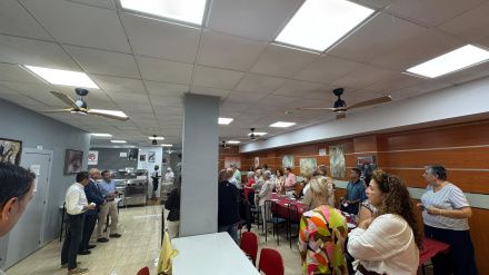 Una de las comidas solidarias en el comedor de Cáritas