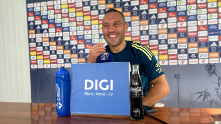 Santi Cazorla, feliz en la sala de prensa de El Requexón