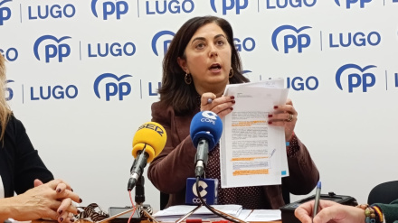 Elena Candia con el informe jurídico que reprende al Concello