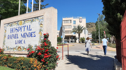 Entrada del hospital Rafael Méndez de Lorca, en el que se renovará el sistema contra incendios