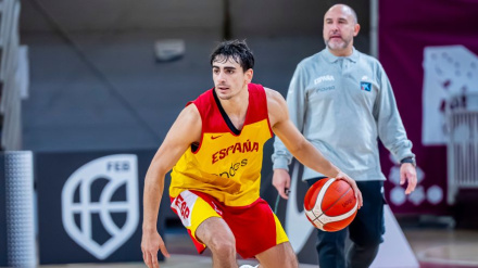 Álvaro Cárdenas, ante la atenta mirada de Chus Mateo, en uno de los entrenamientos de esta semana en Guadalajara