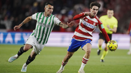 Pedro Alemañ en una jugada de ataque del Granada CF