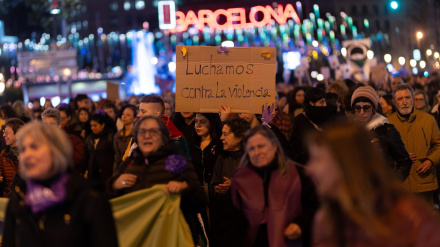 Cientos de manifestantes durante una concentración por el Día de la Eliminación de la violencia contra las Mujeres en Barcelona