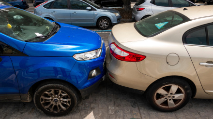 Pésimo estacionamiento, auto estacionado contra el parachoques del vecino, Cádiz, Alameda Apodaca